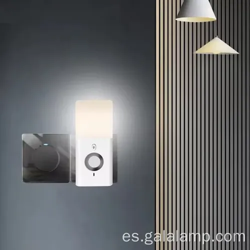 Luz activada de movimiento con carga USB incorporada